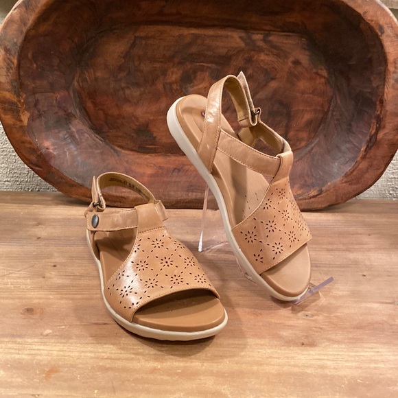 Unstructured by Clarks tan sandals, size 7 1/2, good preloved condition - Picture 1 of 7
